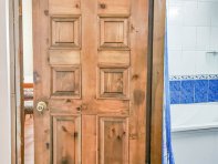 Межкомнатные двери из массива древесины