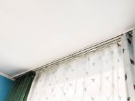 Выравненый побеленный потолок в спальне, установлен карниз для штор