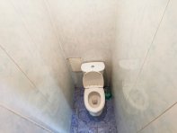 Туалет отделан пластиковыми панелями
