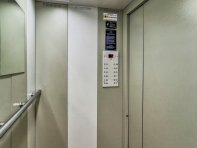 Чистый просторный лифт