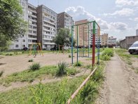 Во дворе детская игровая площадка