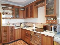На кухне гарнитур со всей техникой