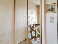 Вместительный шкаф-купе в спальне