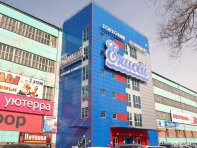 Рядом с домом торговый центр "Енисей"