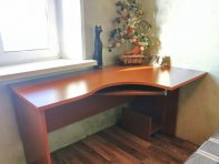В комнате есть стол для компьютера