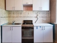 Кухонный гарнитур и плита предоставлены