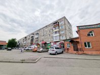 Вид на дом с улицы Комарова