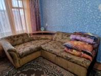 В комнате мягкая мебель