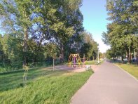 За домом прекрасная городская набережная