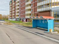 Прямо за домом остановка городского транспорта